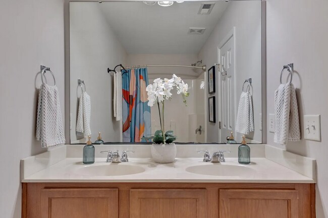 Building Photo - Cozy End-Unit Townhome – Prime Durham Loca...