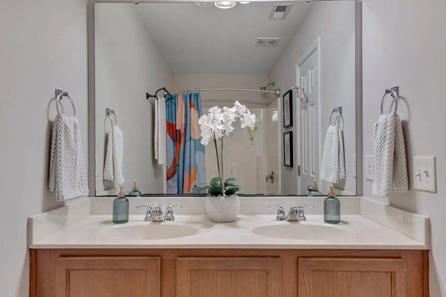 Building Photo - Cozy End-Unit Townhome – Prime Durham Location