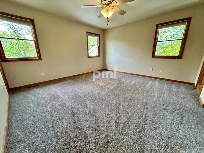 Building Photo - 5107 White Oak Terrace