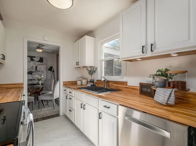 Building Photo - Beautiful, Spacious 3B/2.5Bath Single Family Home