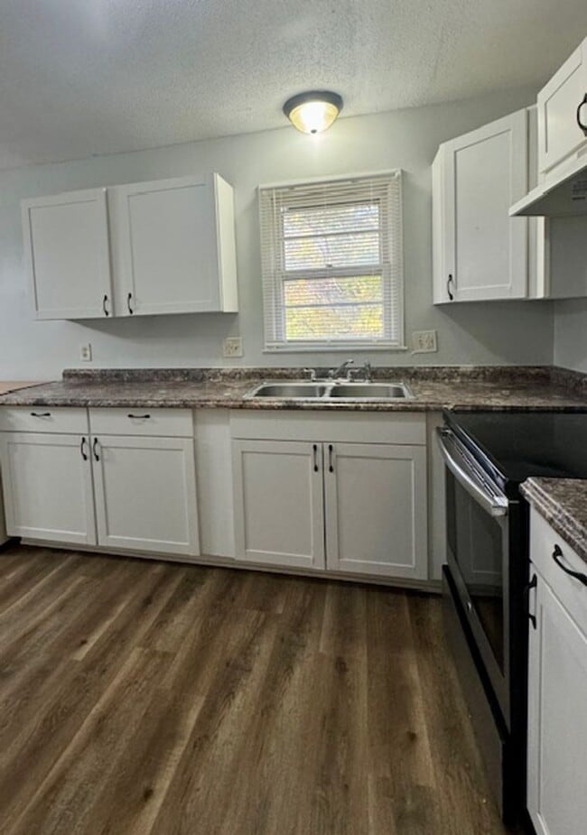 Building Photo - Spacious 3BR 2BA Home w/ Oversized 2-Car Garage