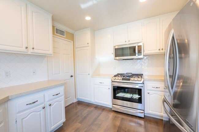 Building Photo - 3 Bedroom & 2 Bathroom