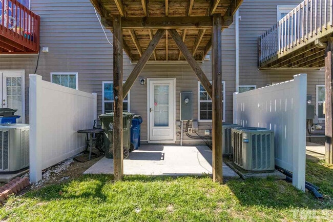 Building Photo - Room in Townhome on Big Bass Dr
