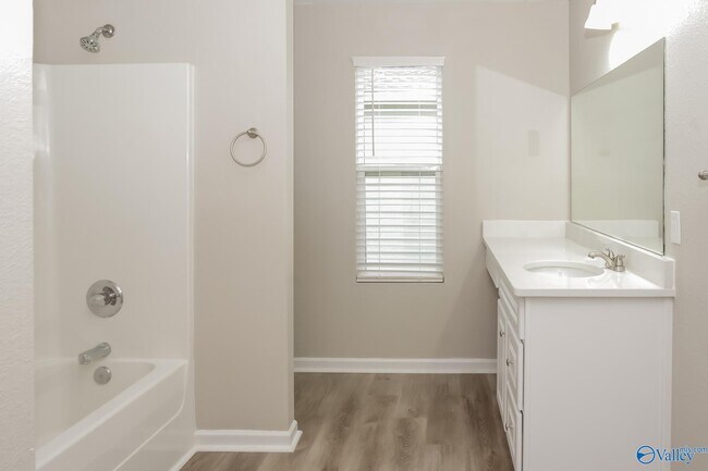 Building Photo - 213 Farmington Dr