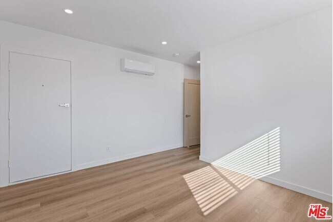 Building Photo - 2449 Beachwood Dr