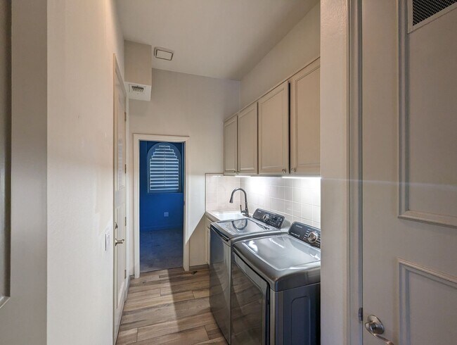 Building Photo - 1 Mission Palms Dr W
