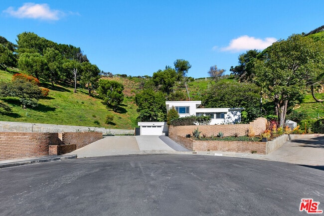 Building Photo - 1054 Enchanted Way