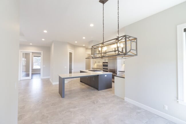 Building Photo - Modern Design Meets Mountain Living on Ben...