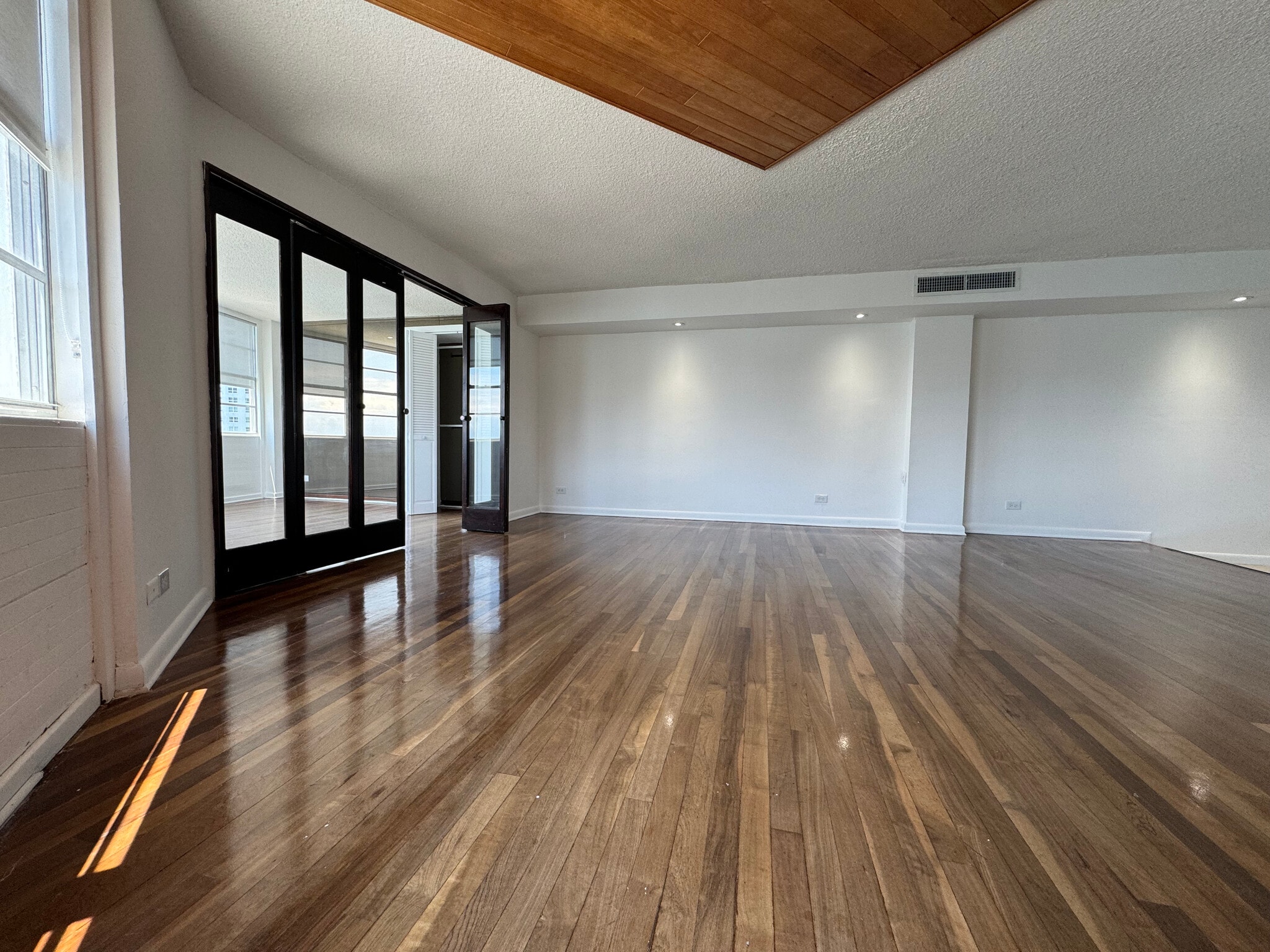 Building Photo - 905 Brickell Bay Dr