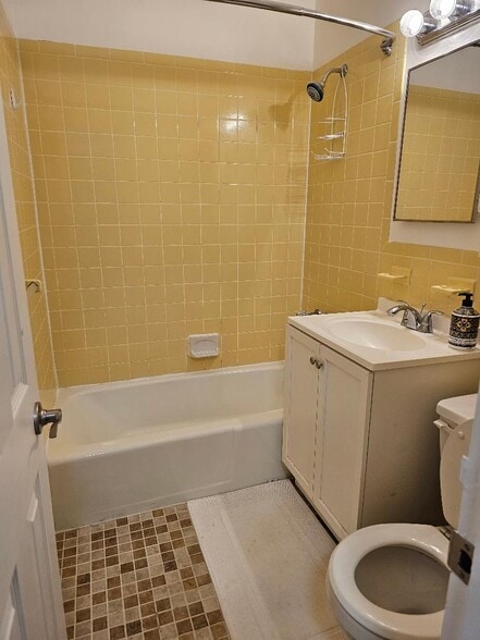 bathroom - 97-13 64th Rd