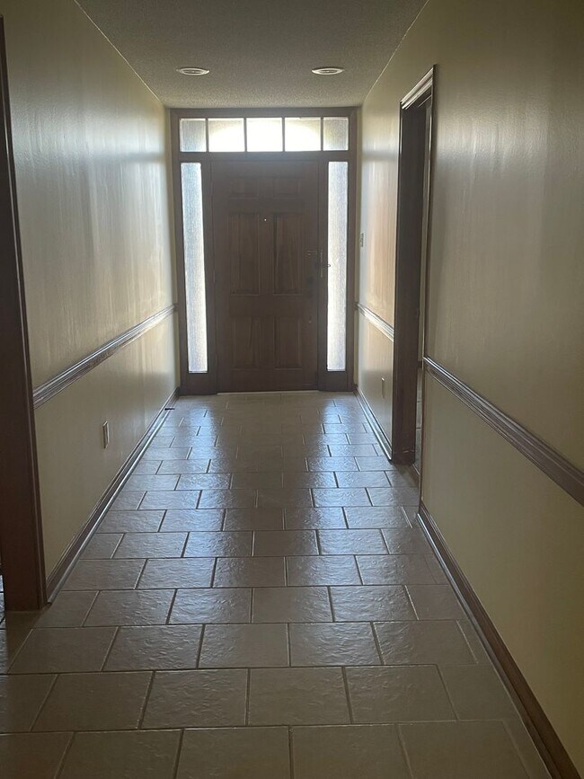 Building Photo - Two Bedroom Townhouse Near the Cajundome!