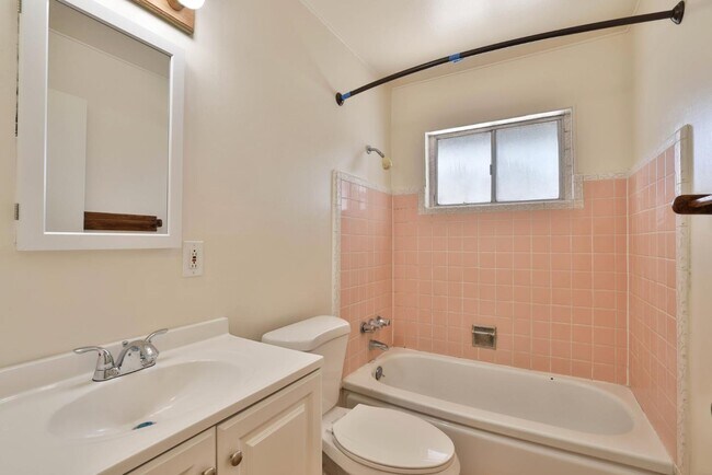 Building Photo - 1841 Briarwood Dr