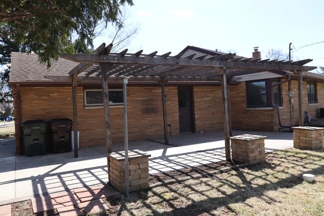 Building Photo - 5331 S La Salle Dr