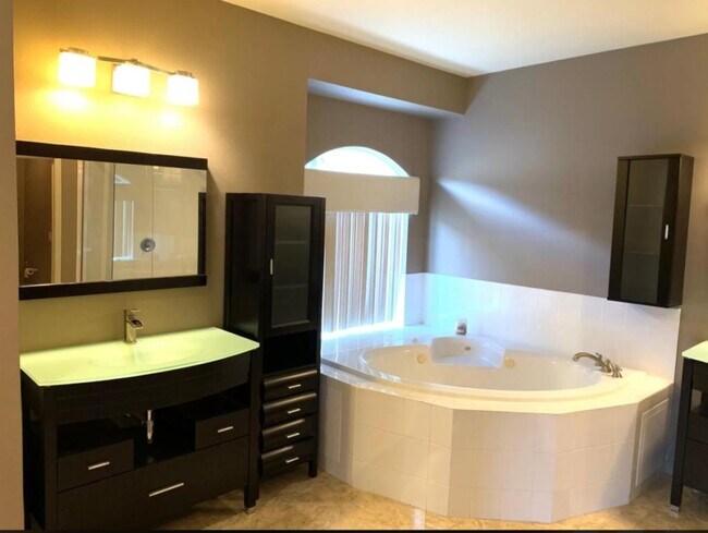 Building Photo - 8055 Glitter Ct