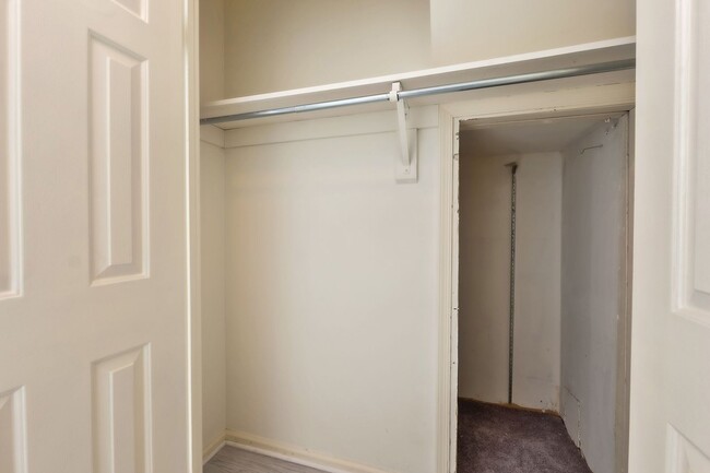 Building Photo - Loft Living at McLean Gardens 1BR plus Lof...