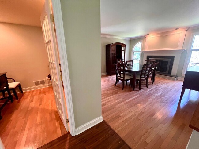 Building Photo - Cranberry - 6 bedroom 4 bathroom - Stunnin...