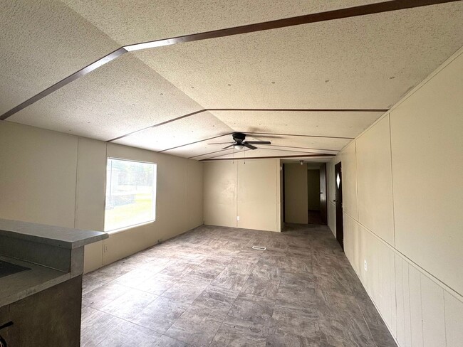 Building Photo - 2/2 singlewide in MH park in Greenwood, FL