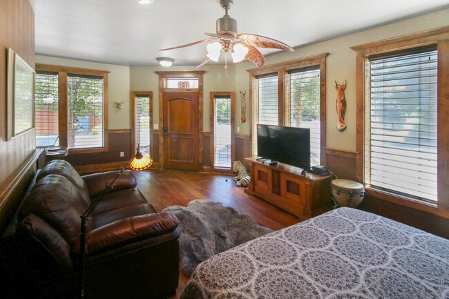 Building Photo - Safari Suite: Cozy, Downtown Jacksonville,...