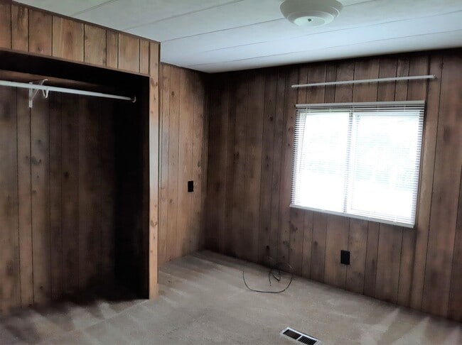 Building Photo - 3 Bedroom 1.5 Bath Mobile Home w/ Washer&D...