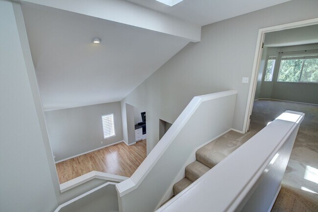 Building Photo - 4Bd/2.5Ba Sammamish Home