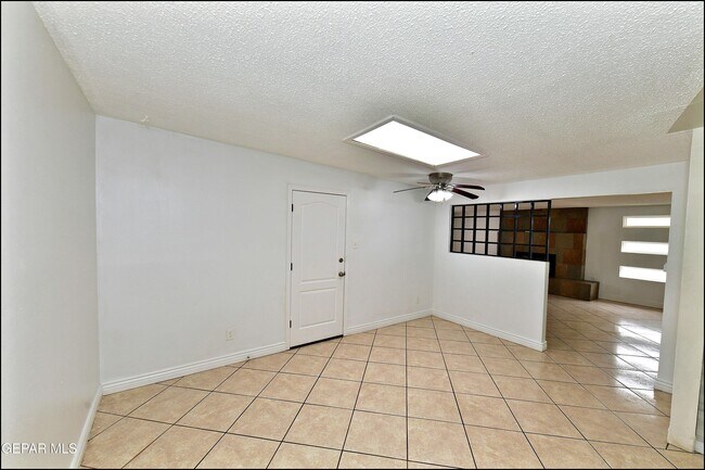 Building Photo - 10565 Murphy St