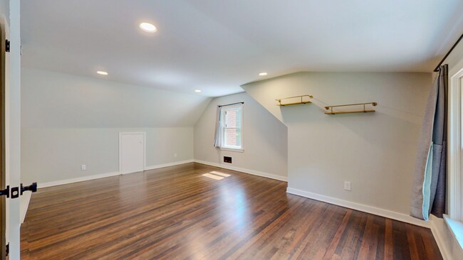 Building Photo - Updated Cape-Style Home Near Sherwood & Si...