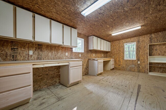 Building Photo - 3 bed, 3.5 bath with expansive deck and fe...