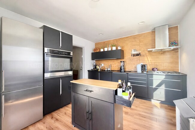 Building Photo - Fully Updated Two Bedroom with Contemporary Style and Comfort Throughout!