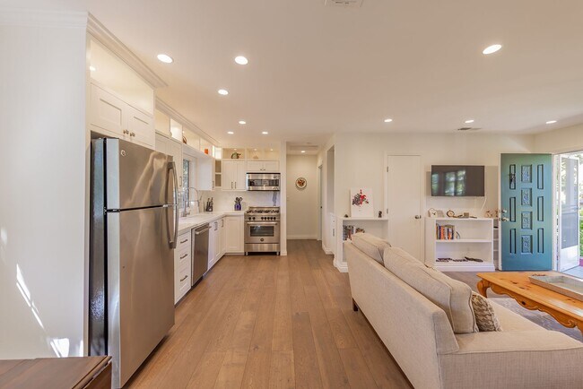 Building Photo - East End Hideaway