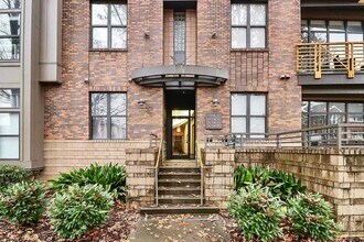 Building Photo - Uptown Living!