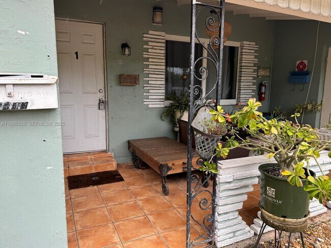 Building Photo - 1101 NE 14th Ave