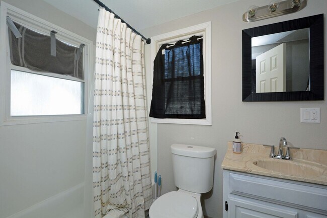 Building Photo - 320 4th St W