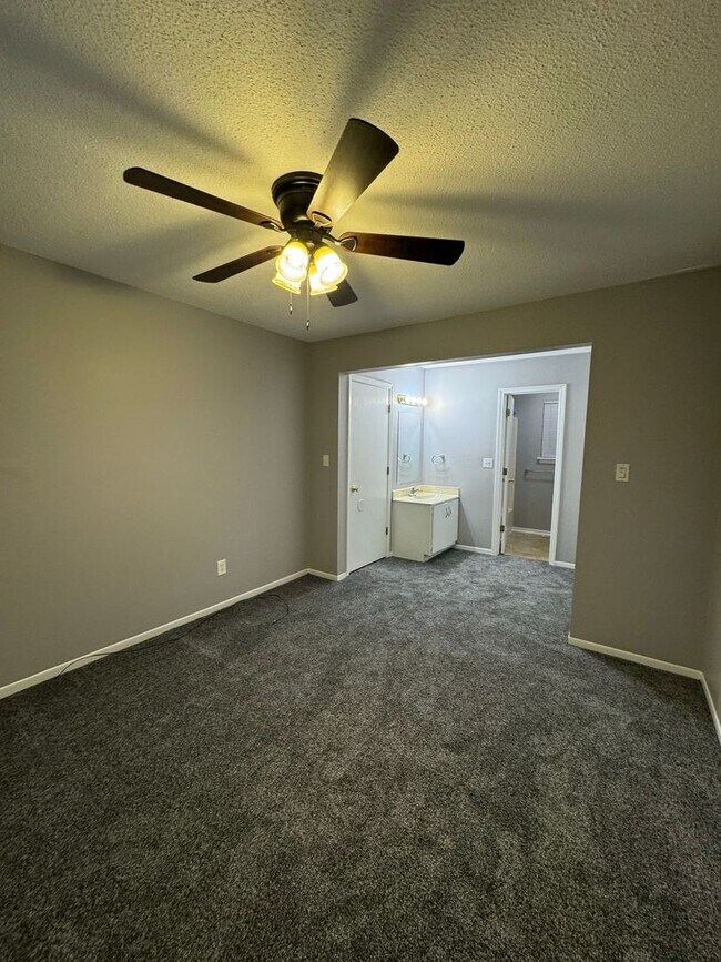 Building Photo - Coming Soon! Spacious Split-Level Duplex in Lee’s Summit