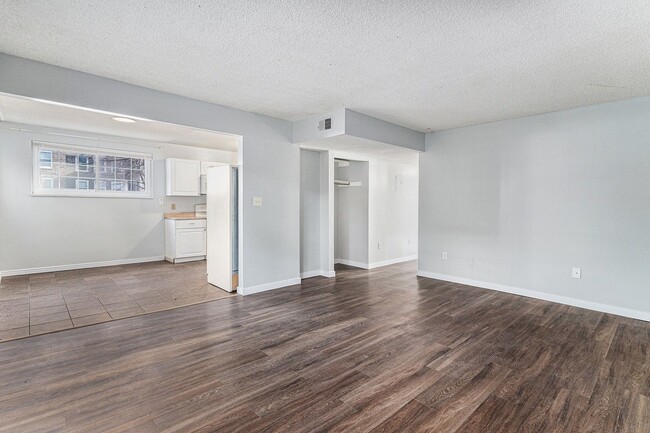 Building Photo - 3 Bedroom 2 Bathroom Condo Near Leetsdale ...