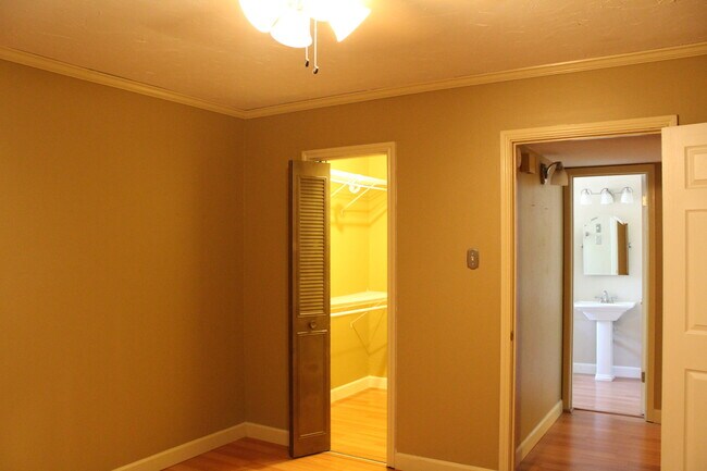 Building Photo - *COMING SOON* Upstairs Condo with Premium Amenities & Hardwood Floors!
