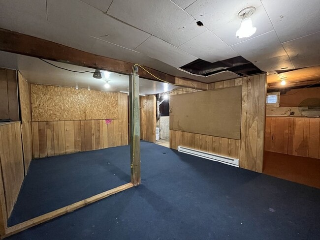 Building Photo - Character-Rich Two-Bedroom with Vintage Bath, Ample Storage & Expansive Outdoor Space