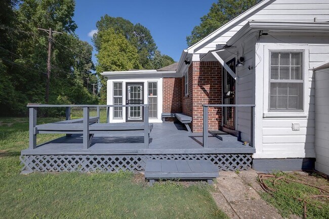 Building Photo - 2056 Jackson Ave