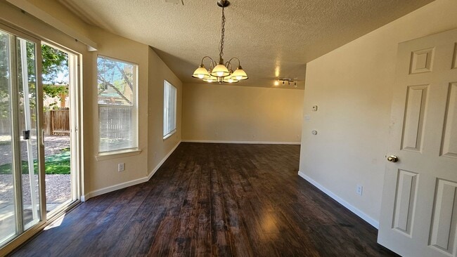 Building Photo - 4 bed 2.5 bath