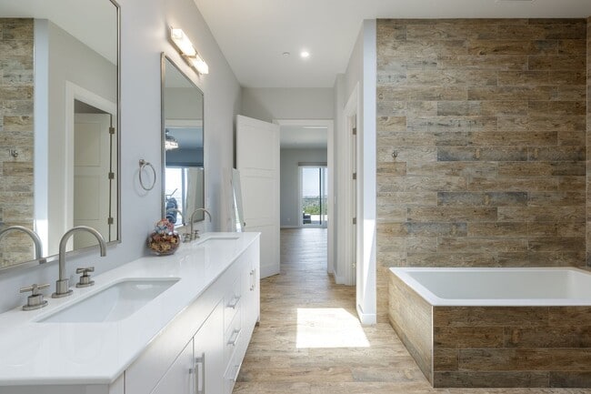 Building Photo - 4 Br 5 Ba with STUNNING VIEWS and Jacuzzi