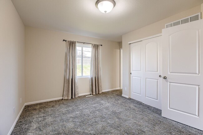 Building Photo - Bright & Spacious Elkhorn Home with Finish...