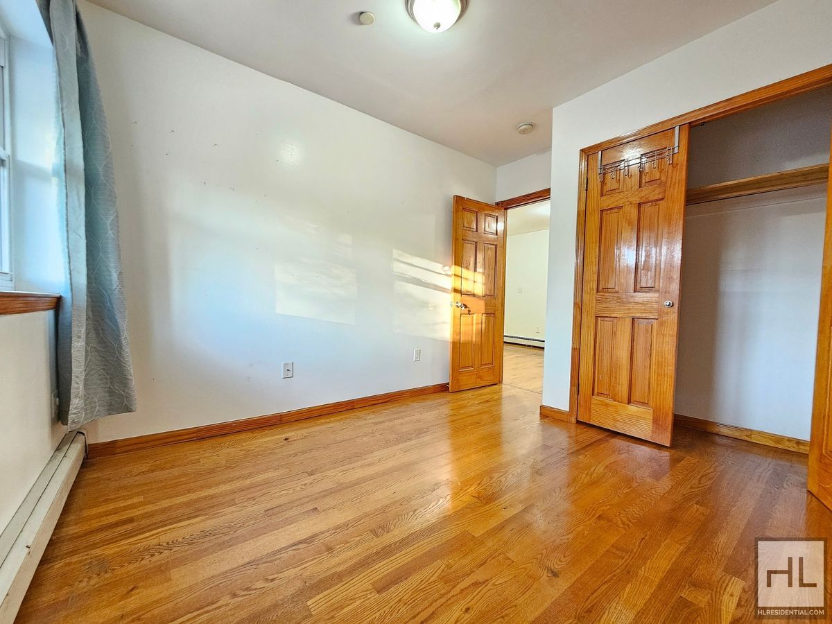 Building Photo - Spacious 3-Bedroom Apartment in Woodside
