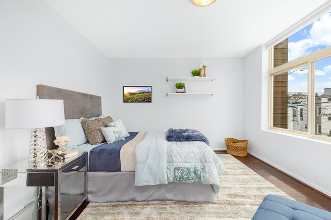 Building Photo - Spacious Judkins Park Townhouse- Parking-Lightrail