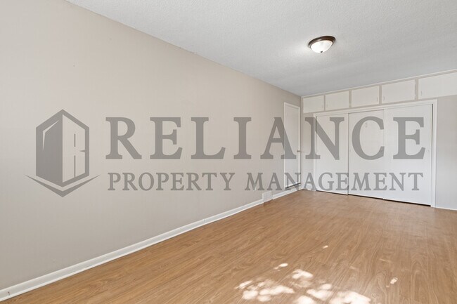 Building Photo - 220 E 44th St S