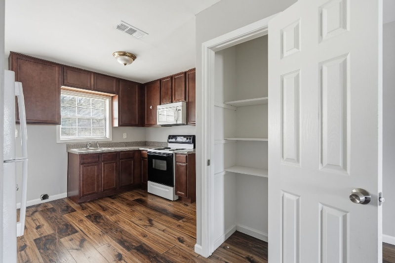 Building Photo - 3681 Lynn Dr