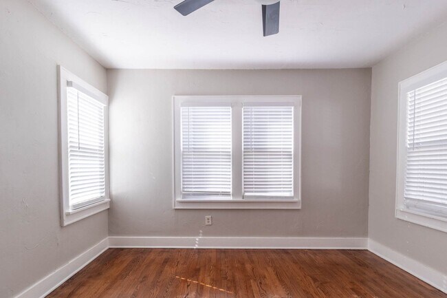 Building Photo - Beautiful Remodeled 1BD/1BTH Home In Crestwood Minutes away from the Highway!