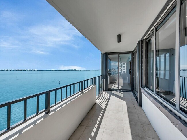 Primary Photo - 520 Brickell Key Dr