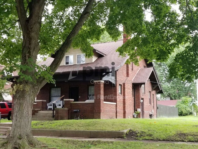 Primary Photo - 631 W William St
