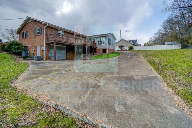 Building Photo - 695 YELLOWSTON LANE  AVAILABLE 6/1/2026  F...