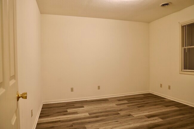 Building Photo - 1710 Ashwood Dr