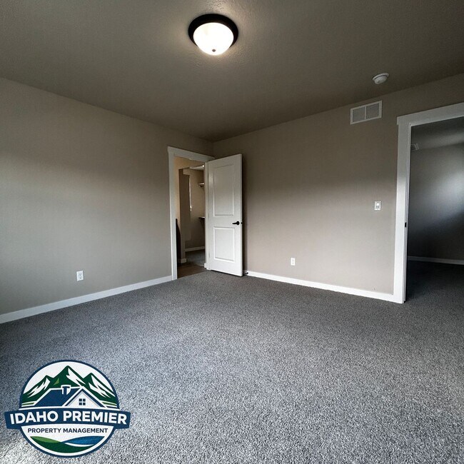 Building Photo - 2052 E Sharptail St